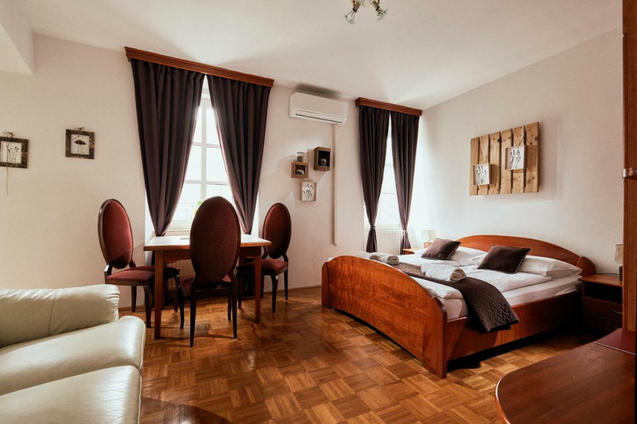 Rooms & Restaurant Ostarija 多莱尼斯凯托普利采 外观 照片